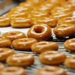 크리스피 크림(Krispy Kreme)은 젊은 기업가에게 주 경계선을 넘어 도넛 판매를 중단하라고 지시했습니다.