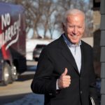 Biden se lăvănă în timp ce rivalii săi mestecă noroiul