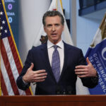 Gouverneur von Kalifornien. Laut Newsom erklären sich Banken damit einverstanden, neunzig Tage lang auf Hypothekengebühren zu verzichten