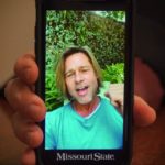 Veja Brad Pitt surpreender a turma de formandos do estado de Missouri com uma mensagem em vídeo!