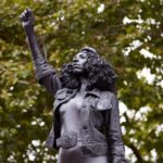 Marc Quinn, köle taciri Edward Colston'un heykelini Black Lives Matter protestocusuyla değiştirdi