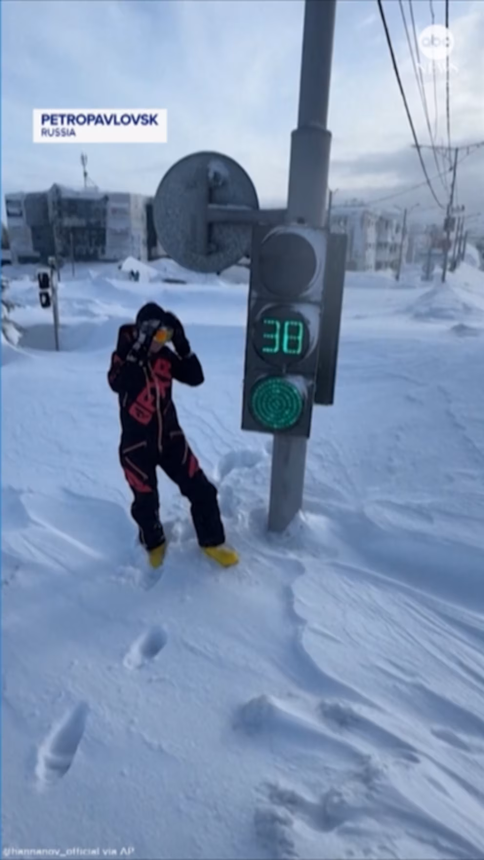 WATCH:  File snowfall buries Russian city