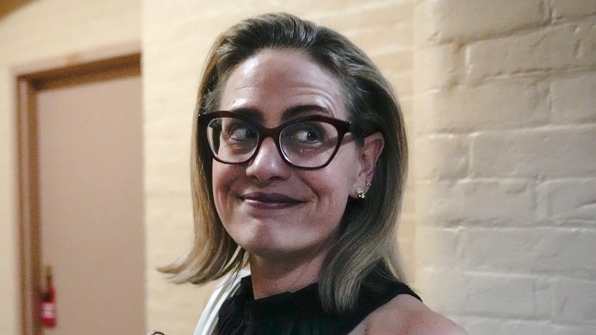 Kyrsten Sinema No Longer Sleeping With Married Man, BF’s Divorce Finalized