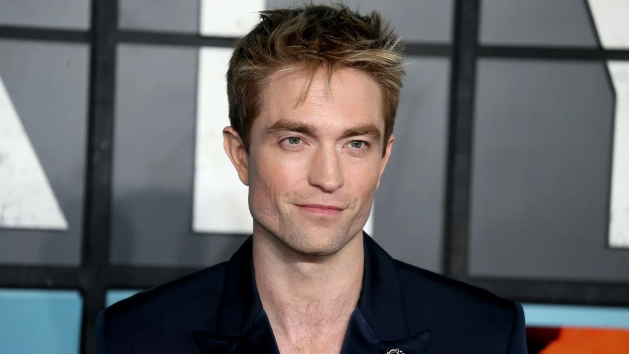 Robert Pattinson Lastly Picks His Favourite Meme of Himself, however He Nonetheless Has No Concept Why It’s Humorous