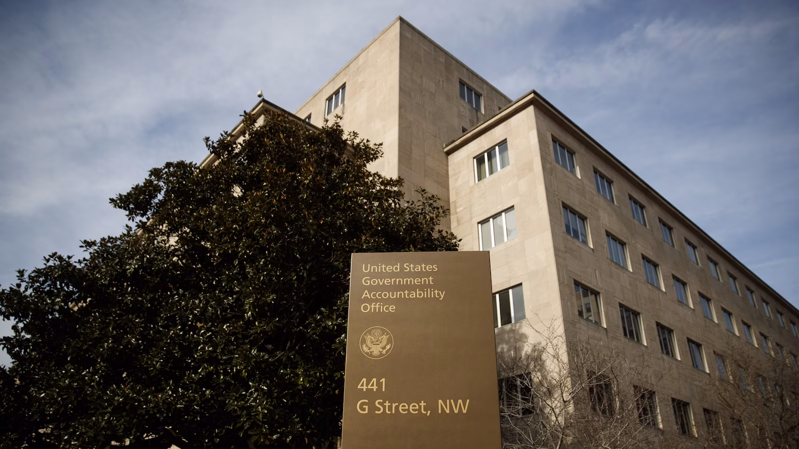 Federal authorities paid workers $9.5 billion to not work in 2025: Report